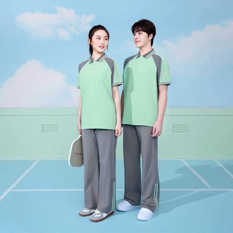 如何选择适合学生的班服?定制班服是学校和班级文化的重要组成部分,它不仅能够增强团队凝聚力,还能让学生们在校园生活中留下美好的回忆。本文将通过对比分析不同材质、设计风格以及价位区间来帮助你做出明智的选择。